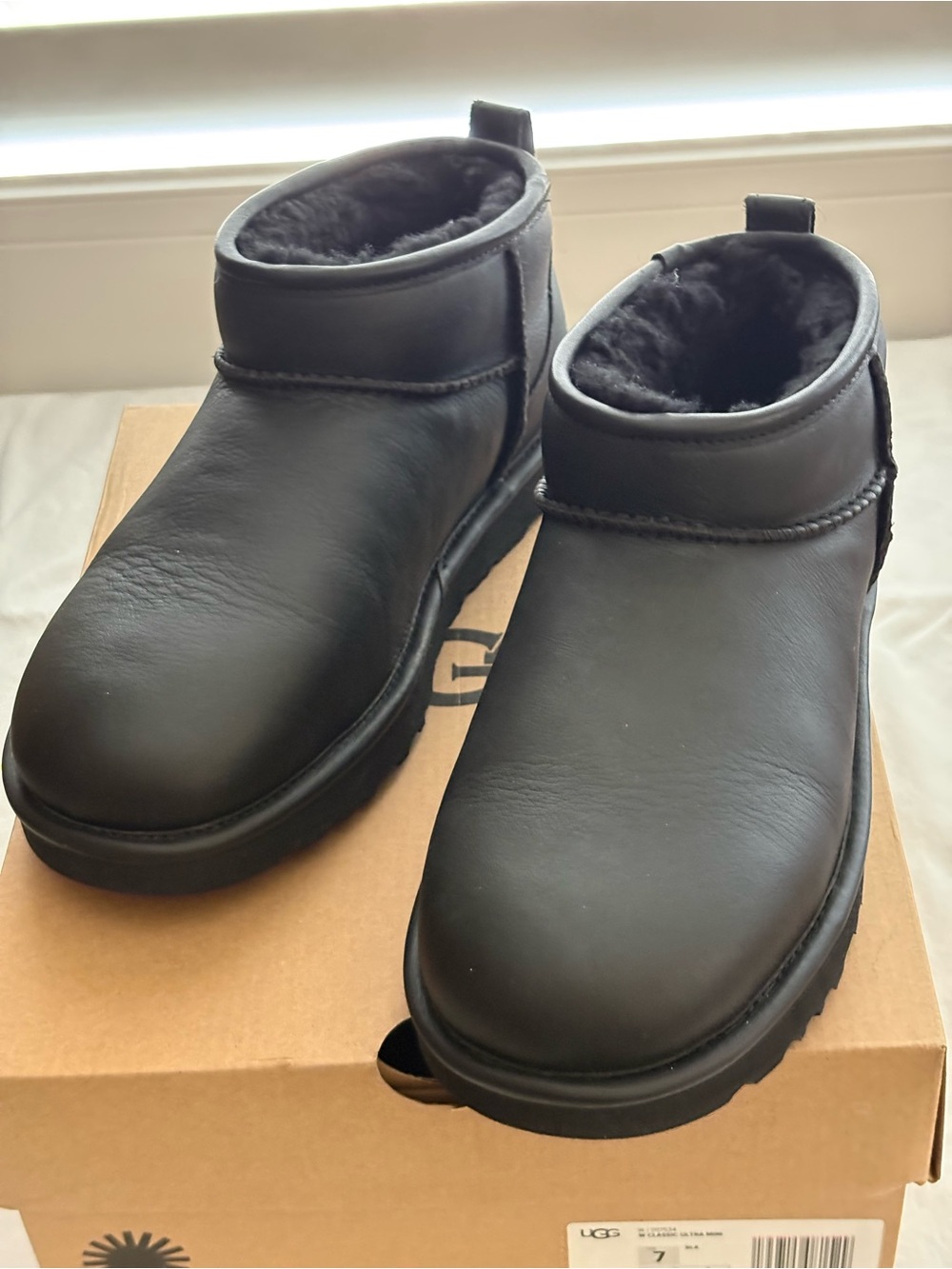 Ugg Women’s Classic Ultra Mini Black Leather Size 7